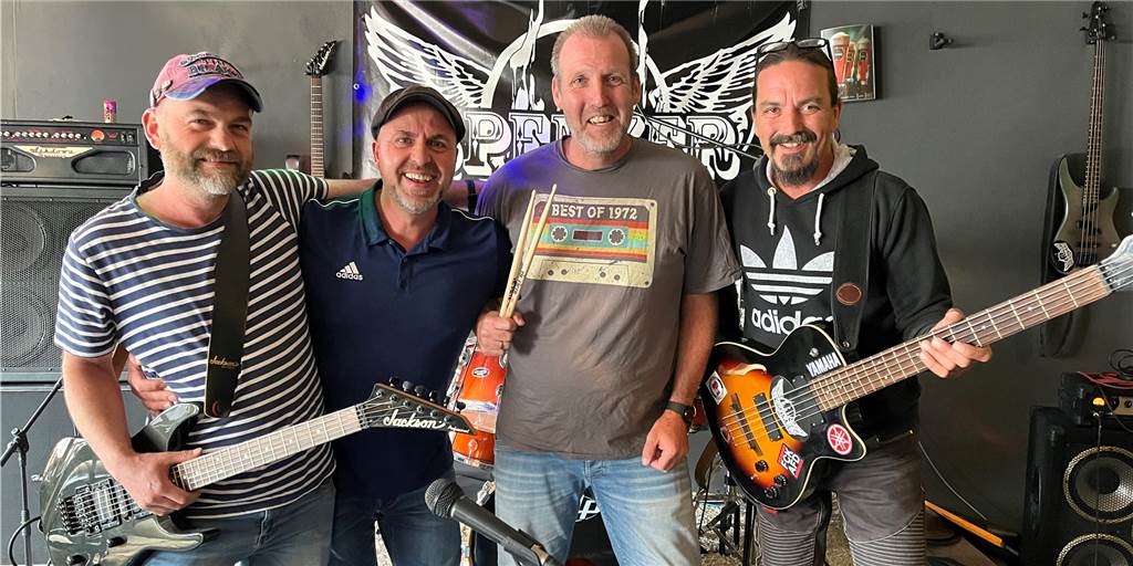 Lars Reirink, Guido Kemper, Mike Saalmann und Simon Terhart freuen sich beim Zwillbrock-Festival wieder ihren Song "Vreden" spielen zu können.