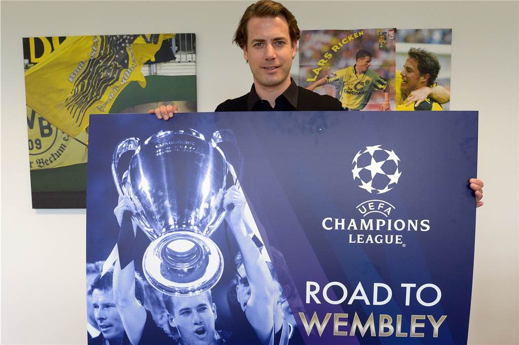 BVB-Nachwuchschef Lars Ricken über Moukoko: „Ich hatte Bedenken, ihn zu verpflichten“ Lars Ricken hält ein Plakat in den Händen.