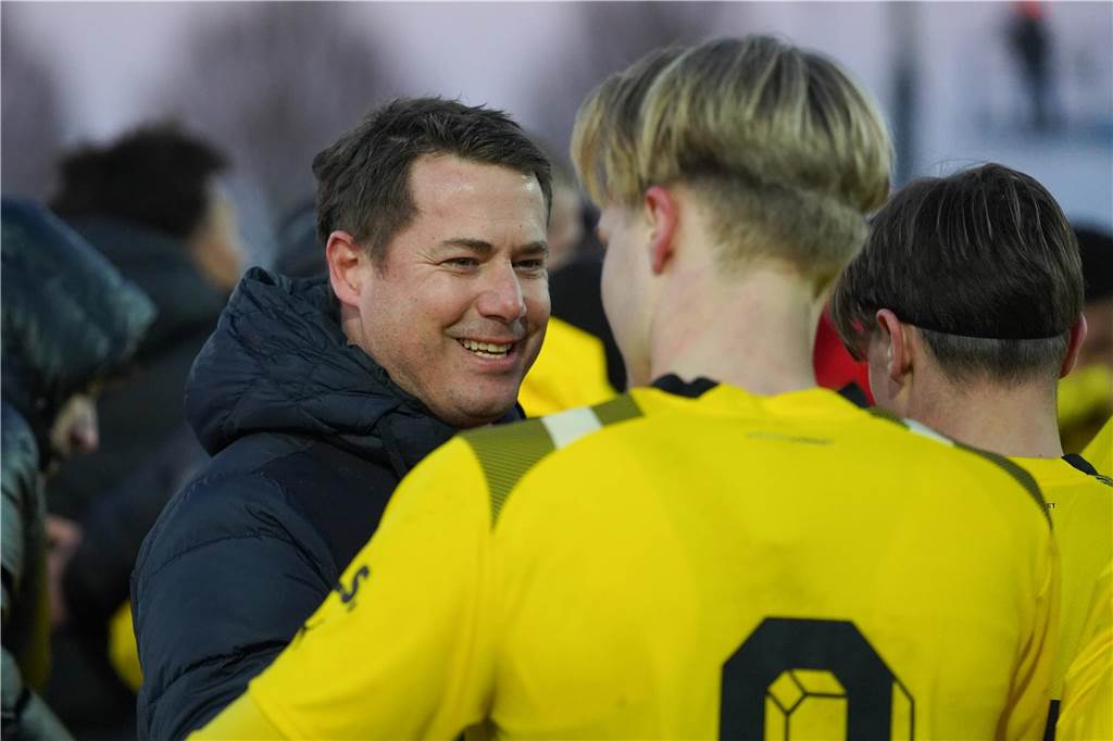 Bamba führt BVB-U19 ins Viertelfinale: „Das anstrengendste Spiel, das ich je gemacht habe“ Lars Ricken klatscht mit Julian Rijkhoff ab.