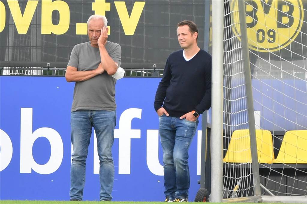 „Freue mich extrem für ihn“: Das rät Lars Ricken BVB-Youngster Youssoufa Moukoko Lars Ricken (r.) sagt über Youssoufa Moukoko: „Alle freuen sich mit ihm, auch ehemalige Mitspieler beglückwünschen ihn über soziale Netzwerke nach Toren, das zeichnet ihn auch aus.“