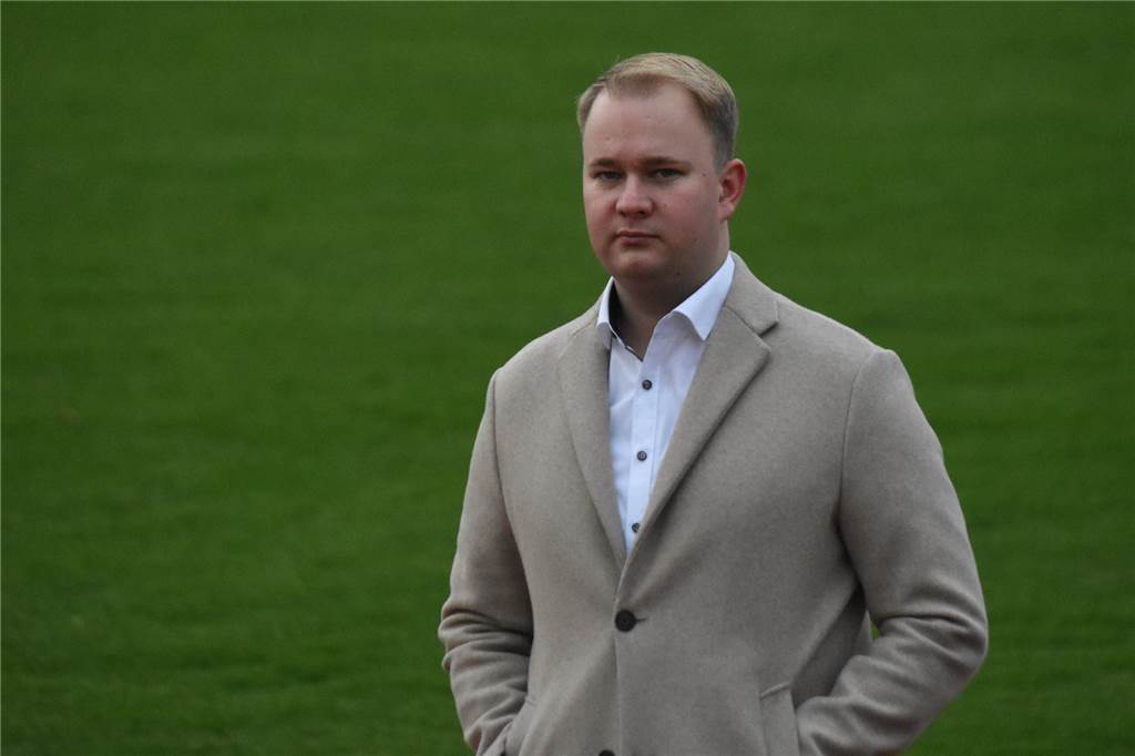 Agentur von Spielerberater Lars Rohwer ist auf 41 Klienten gewachsen Lars Rohwer steht vor einem Rasenplatz.