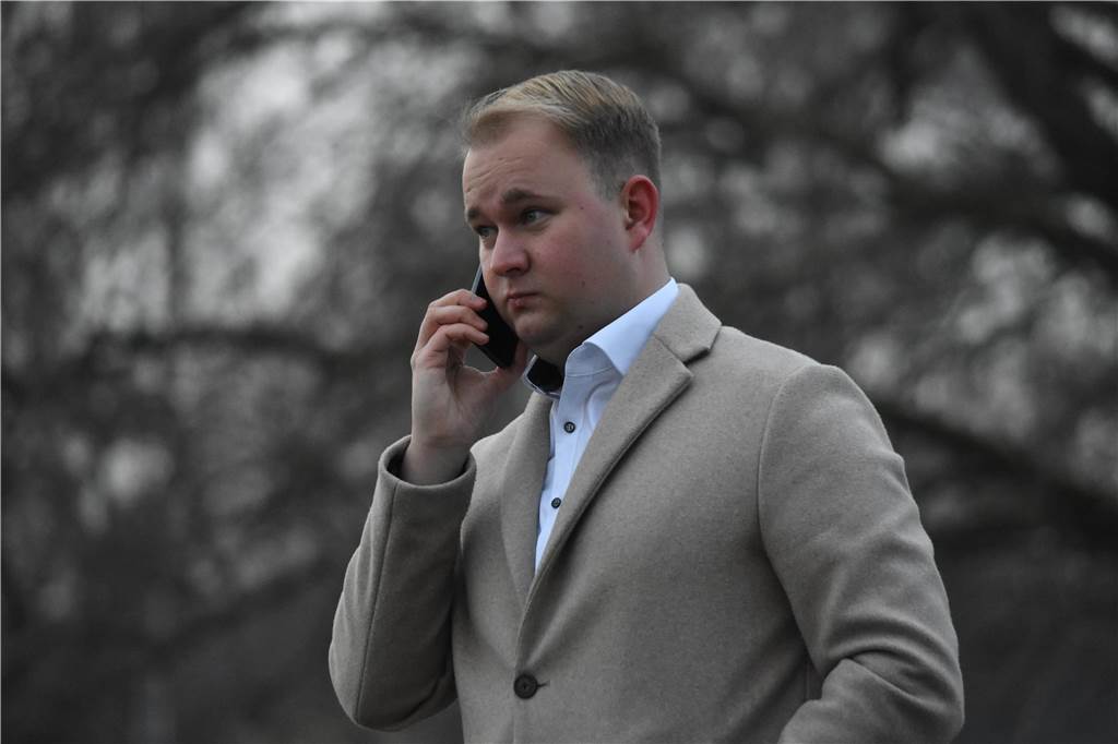 Hammer SpVg verlängert mit Torjäger Leandro Elbing (19) Lars Rohwer telefoniert mit seinem Handy am Ohr.