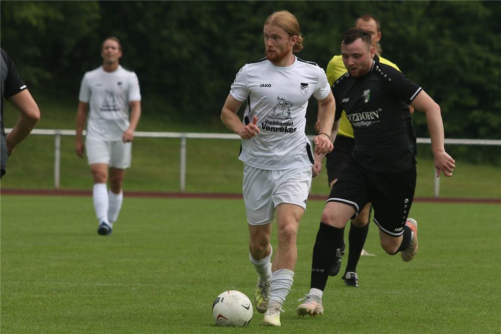 Parallelen über Parallelen: FC Nordkirchen verliert wieder trotz Traumtore Lars Rustige (l.) erzielte den zweiten Treffer für Nordkirchen.