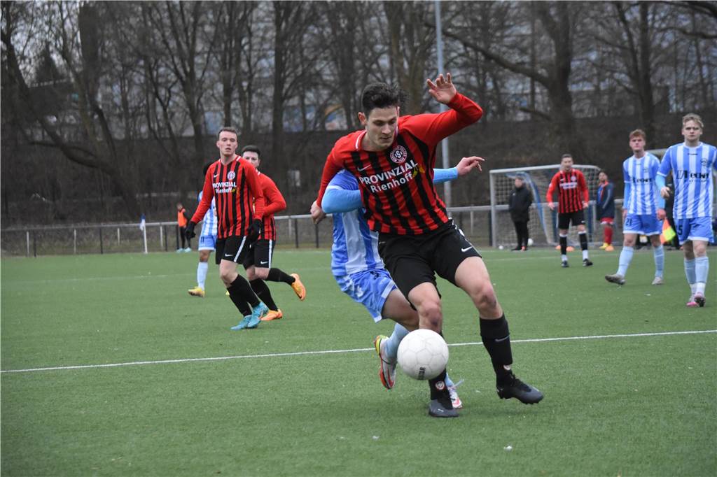Lars Schmidt (hier im Trikot des SSV Mühlhausen) spielt Fußball.