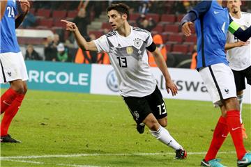 Lars Stindl (M.) bejubelt seinen Last-Minute-Treffer zum 2:2.