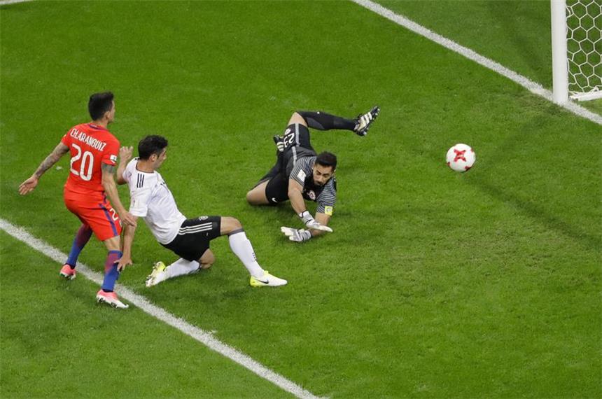 1:1 - Lars Stindl bringt DFB-Team auf Halbfinalkurs Lars Stindl (M.) erzielte gegen Chile seinen zweiten Turniertreffer.