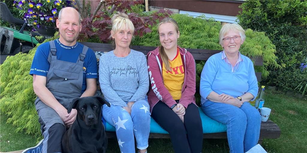 Harte Arbeit in Dorsten sichert die Existenz der Familie in Odessa Lars Vogel, Tatjana, Valeria und Marlies Vogel sitzen im Vorgarten vor einem Tablett voller Kuchen.
