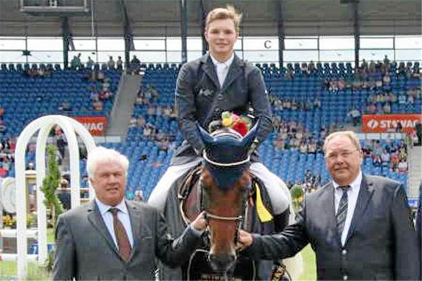 Lars Volmer und Maja auf Platz eins ins Finale Lars Volmer und Maja bei der Siegerehrung nach dem Qualifikationsspringen
