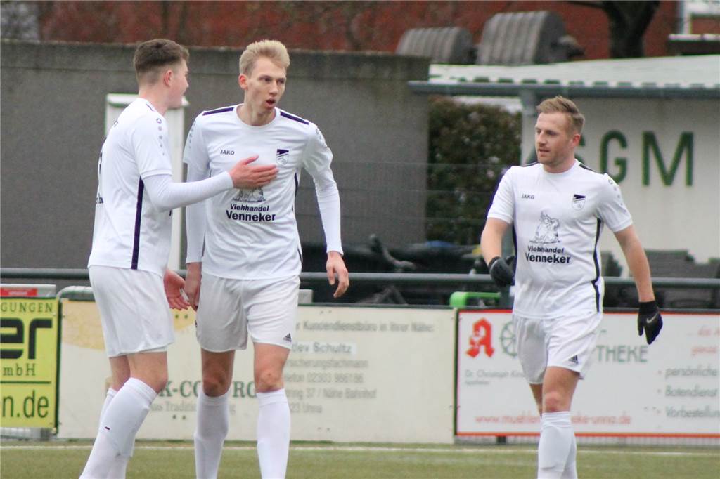 Clevere SG Massen gewinnt packendes Tor-Spektakel gegen große Nordkirchener Lars Wannigmann nimmt die Gratulationen seiner Teamkollegen für die 1:0-Führung entgegen.