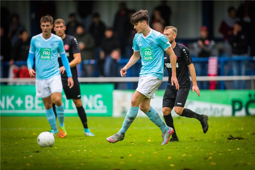 Der Routinier und das Vorzeige-Talent bleiben dem ASC 09 Dortmund treu Lars Warschewski (r.) bleibt beim ASC.