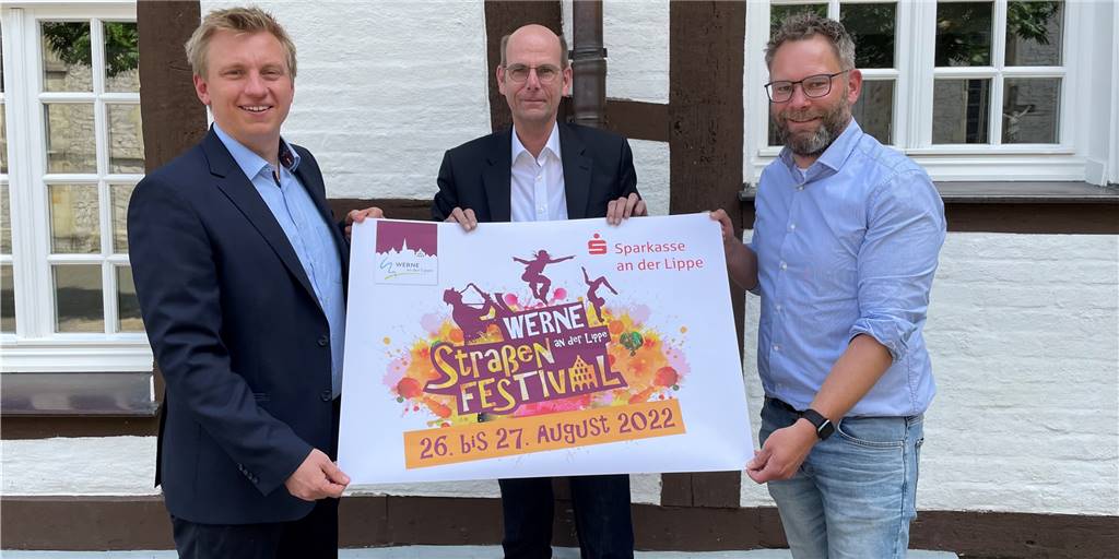 Straßenfestival Werne: Großes Lob der Künstler - emotionale Momente bei der Suche nach Acts Drei Männer halten ein Plakat