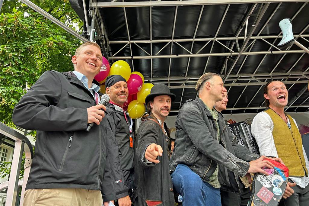 Lars Werkmeister (Werne Marketing), Tobias Hundertpfund (Eventagentur Zeitenwanderer) und einige Künstler auf der Bühne am Kirchplatz (von links).