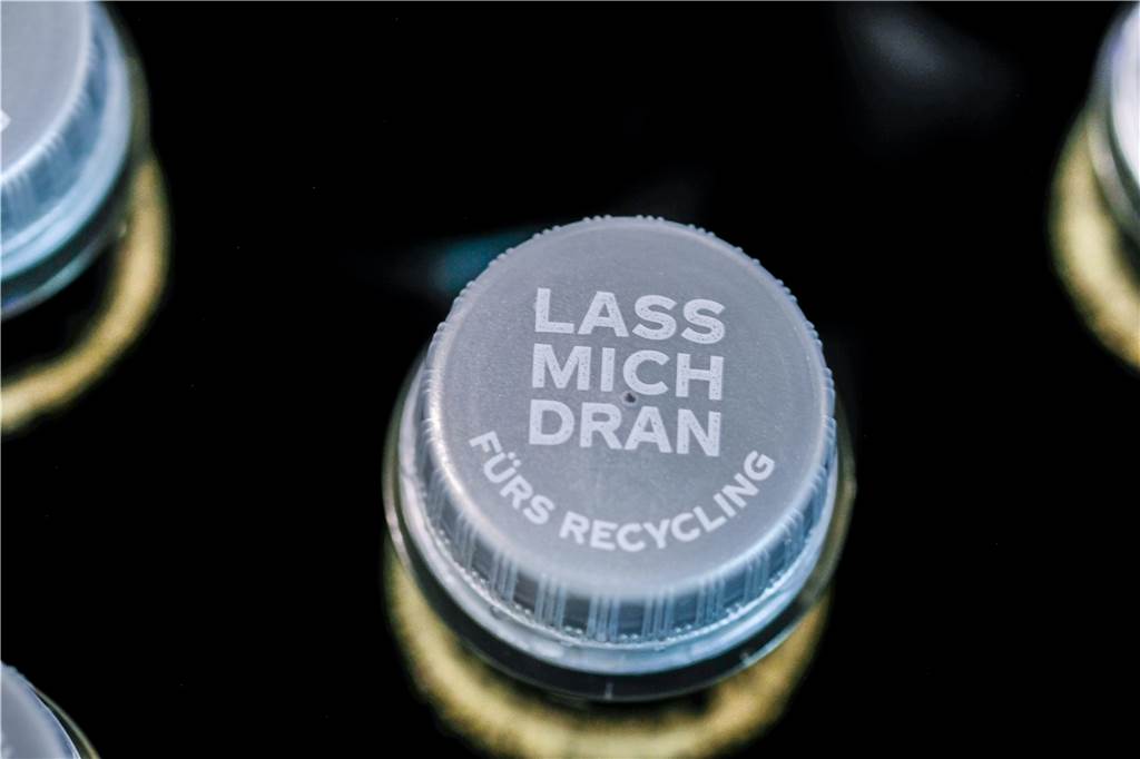 Neuer Deckel auf PET-Flasche von Coca-Cola