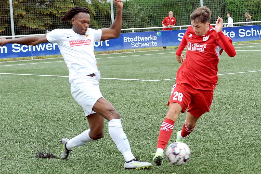 Lasse Busemann (re.) spielt auch in der nächsten Saison für den Geisecker SV