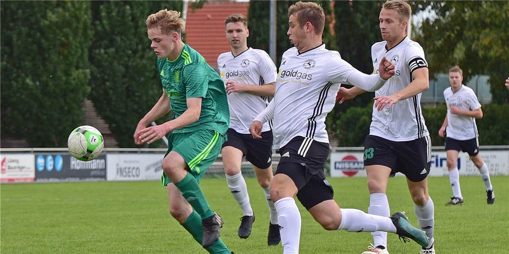 Vorwärts Epe II gleicht in letzter Minute aus Lasse Eismann (l., Union) setzt sich hier gegen Luca Buß (Vorwärts Epe II) durch. Eismann traf zum 2:1.kratz