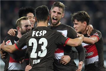 Lasse Sobiech (2.v.r) jubelt nach seinem Treffer zum 1:0 für den FC St. Pauli mit seinen Mannschaftskollegen. Foto: Daniel Reinhardt