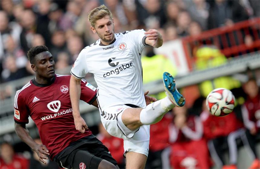Schwerter Lasse Sobiech hat bei St. Pauli verlängert Lasse Sobiech (r.) traf per Kopf zum 1:0 für den FC St. Pauli.