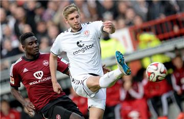 Lasse Sobiech (r.) traf per Kopf zum 1:0 für den FC St. Pauli.
