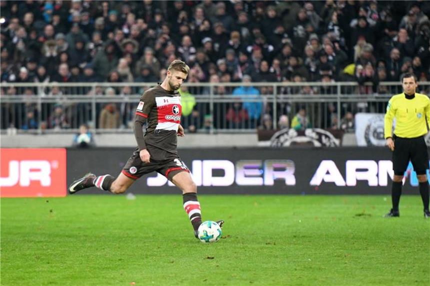 Lasse Sobiech schießt in einem Spiel für St. Pauli ein Tor. Foto: Daniel Reinhardt/Archiv