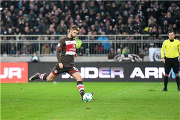 Lasse Sobiech schießt in einem Spiel für St. Pauli ein Tor. Foto: Daniel Reinhardt/Archiv