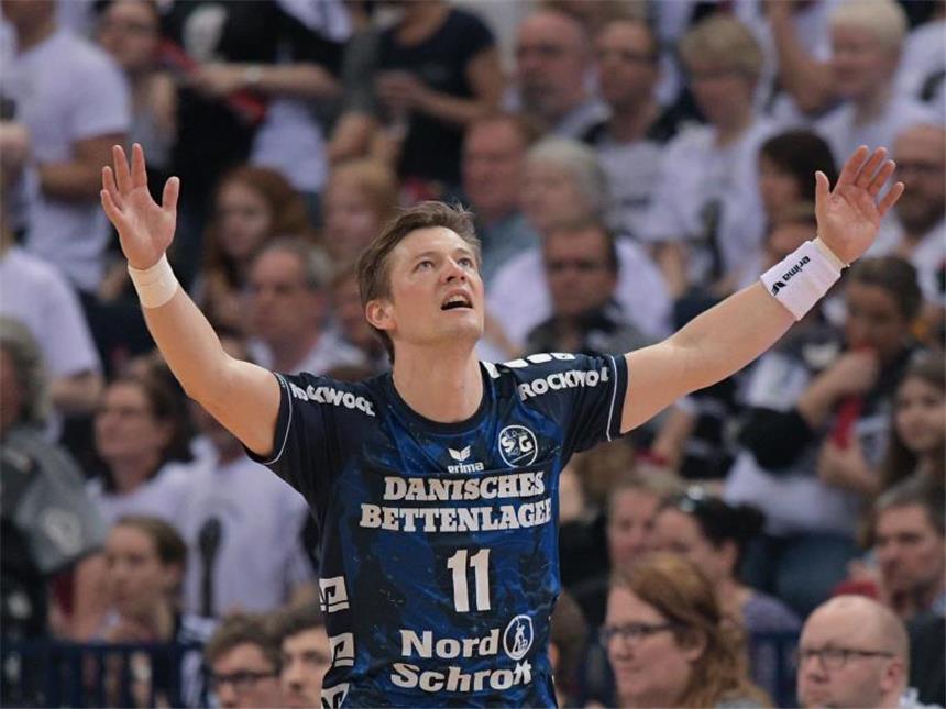Auftakterfolge für die Titelanwärter in der Bundesliga Lasse Svan holte elf Treffer für Flensburg im Spiel gegen Lübbecke. Foto: Axel Heimken