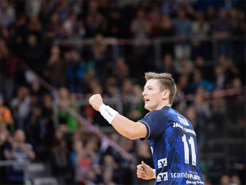 Flensburg-Handewitt legt in Champions League vor Lasse Svan war mit fünf Toren Flensburgs erfolgreichster Schütze. Foto: Daniel Reinhardt/Archiv