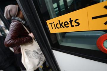Lassen sich mit dem Jobticket Steuern sparen? - Unter bestimmten Umständen. Foto: Arne Dedert/Symbolbild