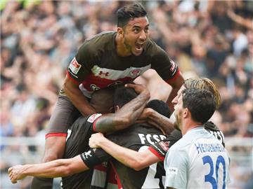 Last-Minute-Sieg: Paulis Aziz Bouhaddouz (oben) jubelt mit seinen Mitspielern über das 1:0. Foto: Axel Heimken