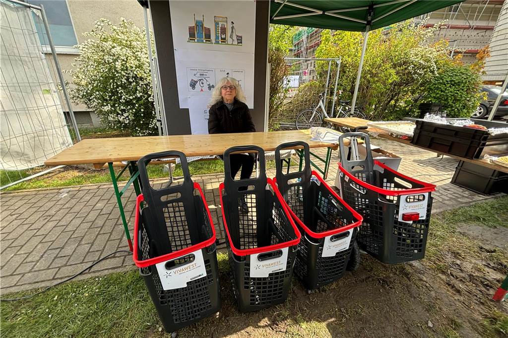 Umzug ums Eck: Monika Franzen lebt seit 55 Jahren im Quartier Mietern Anke Schmidt sitzt hinter einem Tisch. Davor stehen vier Lastenkörbe.
