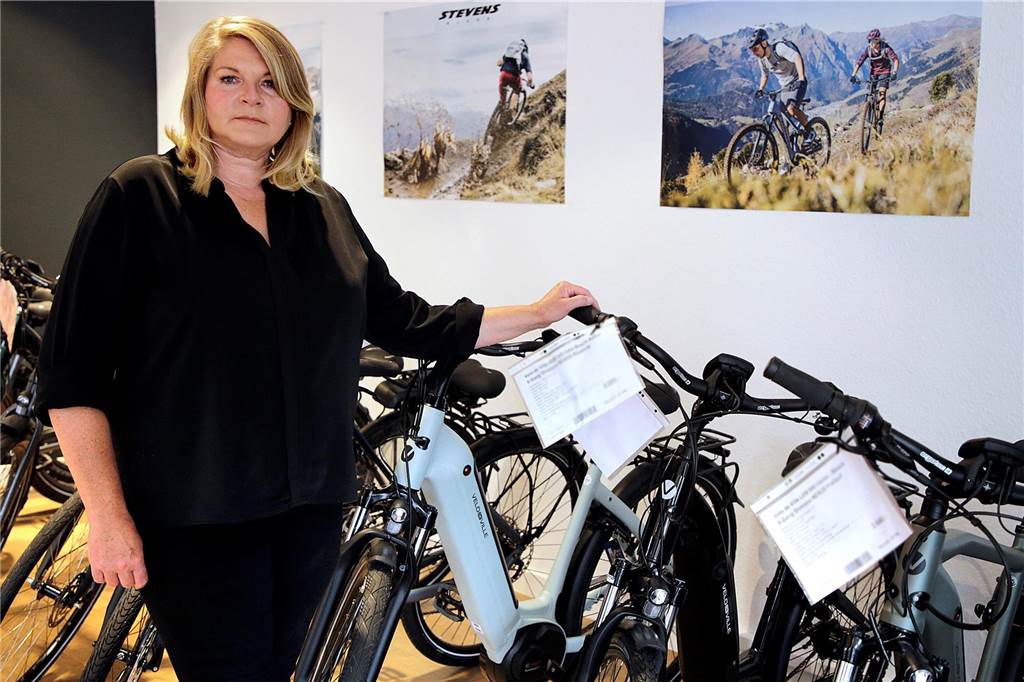 Umlaufsperren sind unüberwindbare Hindernisse für Lastenräder Eine Frau steht am Lenker eines Lastenfahrrads.