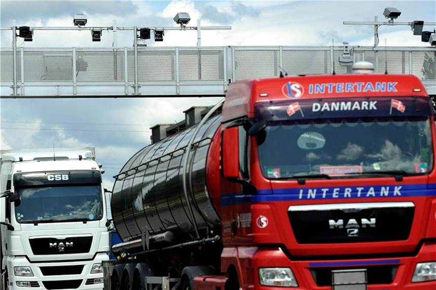 Paris will ausländische Lastwagen zur Kasse bitten Lastwagen auf der A25 nahe Armentières im Norden Frankreichs. Foto: Philippe Huguen/AFP/dpa/Symbolbild