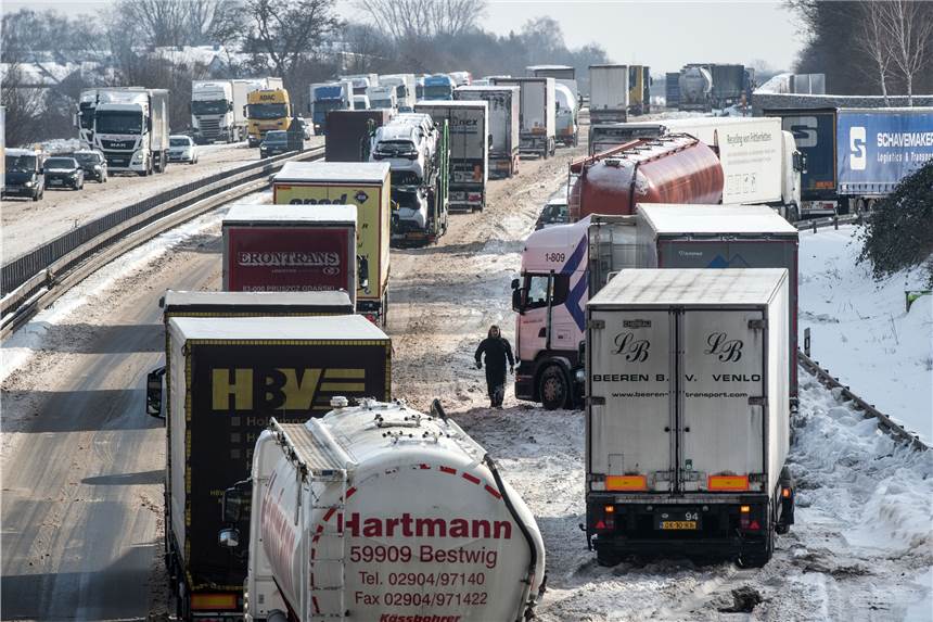 „Größter Parkplatz der Republik“: Lkw-Fahrer schlafen auf A2 zwischen Wolfsburg und Peine Lastwagen stauen sich am Parkplatz „Kleine Herrenthey“ an der A2. Doch auch auf dem Standstreifen der Autobahn machten die LKW-Fahrer rast.