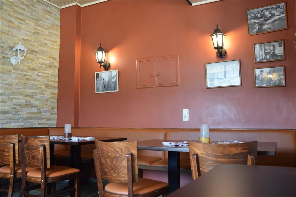 Kerkrya an der Kreisstraße: Griechische Atmosphäre mit großen Portionen für kleines Geld Laternenköpfe an der Wand sorgen für ein angenehmes Licht und eine ansprechende Atmosphäre.