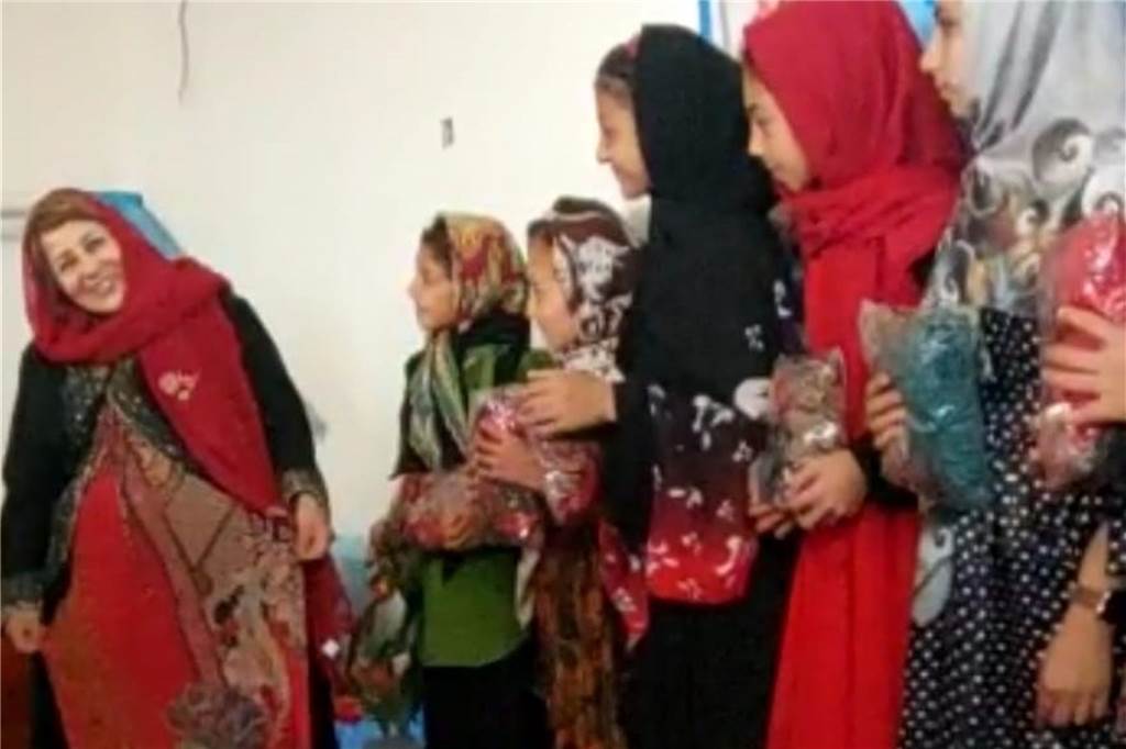 Latifa Saljuki zurück aus Afghanistan: „Schmerzhaft, die Not zu sehen“ Latifa Saljuki bei Kindern in Afghanistan