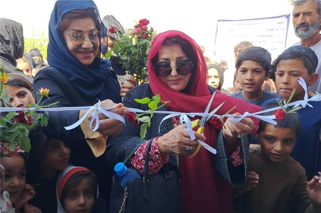 Latifa Saljuki bringt erneut Hilfe in ihre Heimat Afghanistan Latifa Saljuki durchschneidet ein Band.