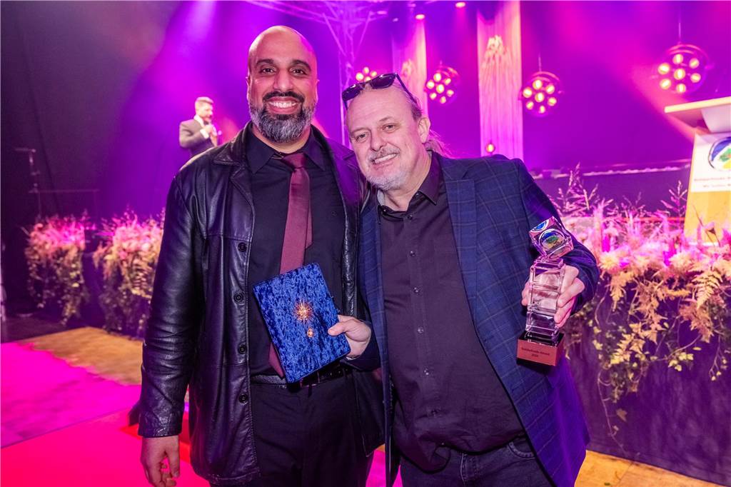 35 Jahre Solidarfonds NRW: Awards für BVB, Markus Krebs und Thomas Hagedorn Laudator Abdelkarim mit Comedy-Künstler Markus Krebs.