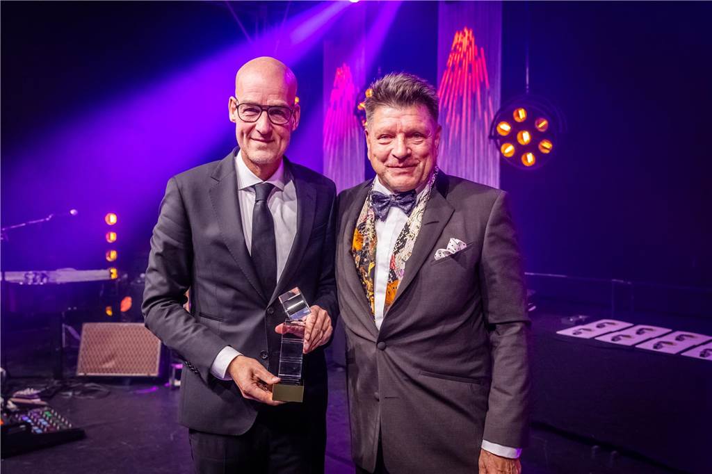 35 Jahre Solidarfonds NRW: Awards für BVB, Markus Krebs und Thomas Hagedorn Laudator Bruno Knust nach der Verleihung des Sport-Awards an den BVB mit Carsten Kramer: Unter dem Motto „Leuchte auf“ ist Borussia Dortmund aktiv.