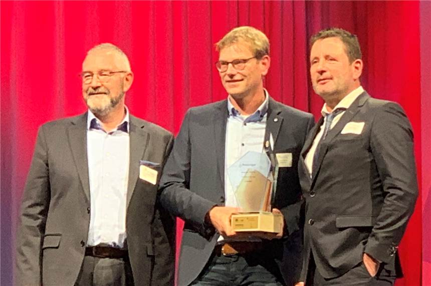 Schutz vor Terror: Heeker Unternehmen „Pollermax“ gewinnt den Innovationspreis Laudator Hermann-Josef Stascheit (l.) hat den preis an Jürgen Weitkamp (M.) und Andreas Rosery übergeben.