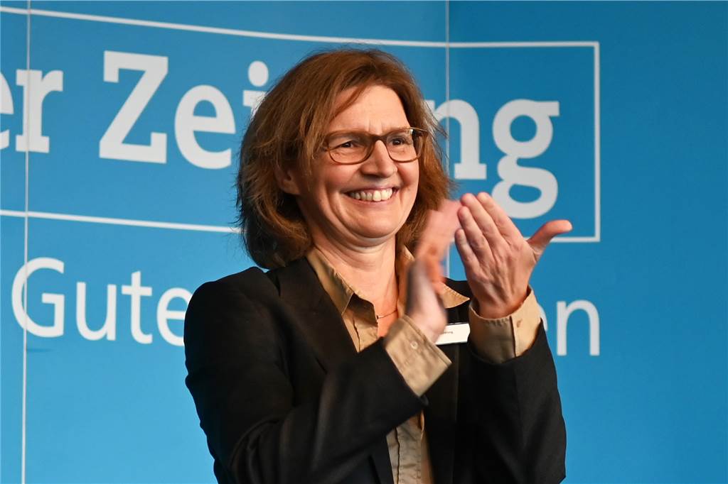 Barbara Mense ist Unternehmerin des Jahres: „Ich bin hochrot angelaufen“ Laudatorin Petra Menting (Volksbank Schermbeck) war die Freude darüber, dass ihre Freundin Barbara Mense zur Unternehmerin des Jahres 2021 gewählt wurde, deutlich anzusehen.