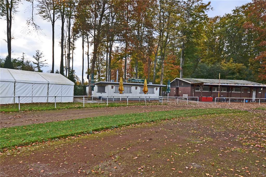 Mengeder Volksbank-Stadion wird 2023 noch nicht saniert Umkleidekabinen, Vereinsheim und ein Zelt am Rande der Laufbahn im Volksbank-Stadion Mengede.