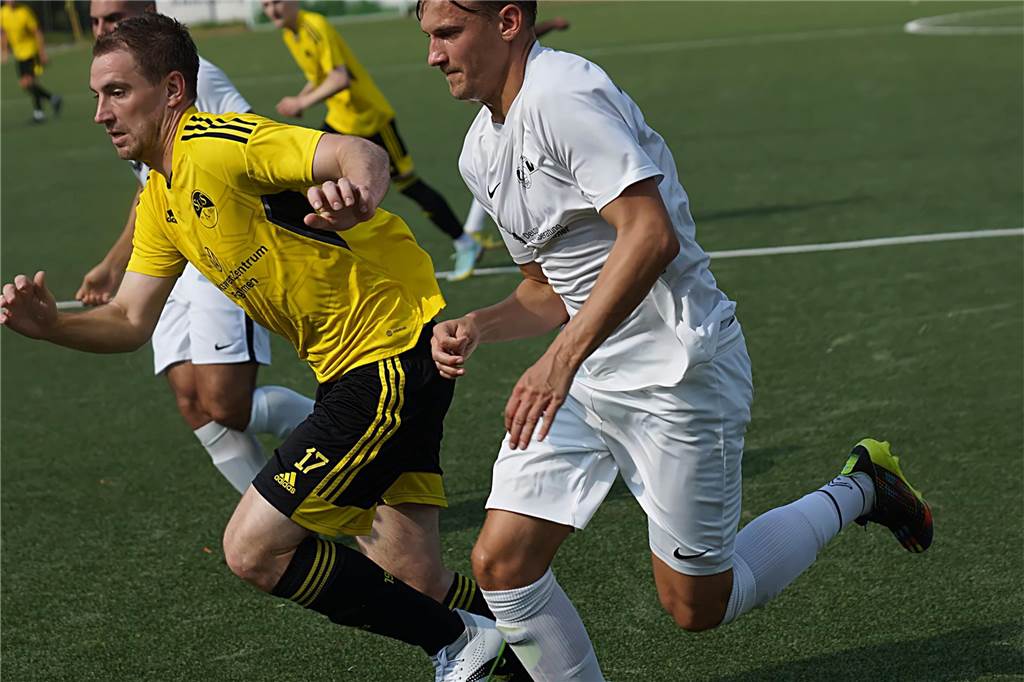 Schwere Verletzung überschattet Derby: Königsborner SV verspielt 2:0-Führung gegen SuS Kaiserau Laufduell um den Ball zwischen Michael Seifert (l.) und Lennart Kutscher (r.)