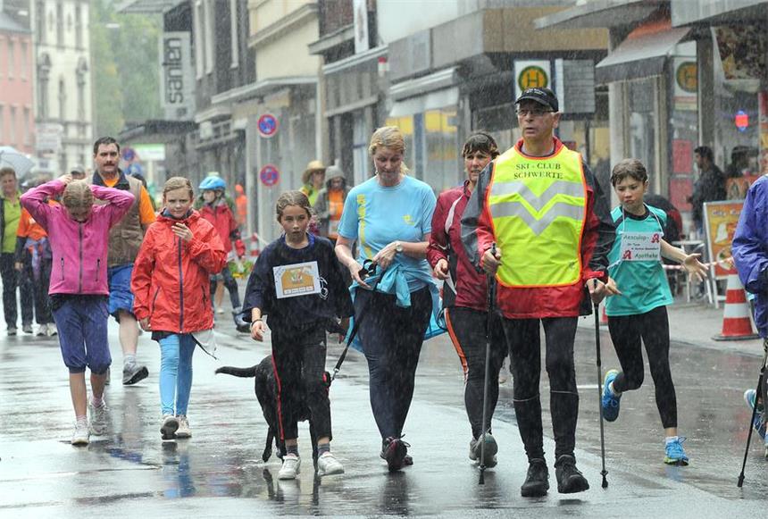 Hospizlauf 2014 im Regen und bei Sonnenschein Laufen im Regen - so sah es aus am Vormittag beim Hospizlauf im Schwerter Regen.