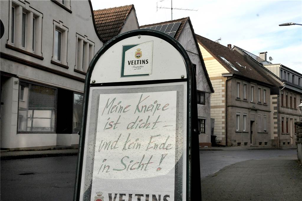 Acht Monate schlechte Laune vorbei: Wirte endlich wieder hinterm Tresen Launige Sprüche schreibt Wirt Oliver Hillen normalerweise auf die Tafel vor seinem Haus Zier, wo er im März aber die Corona-Zwangspause beklagte. Jetzt kann er sich endlich auf die Wiedereröffnung vorbereiten.
