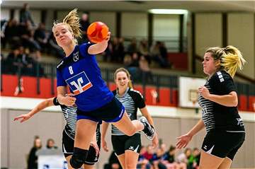 Laura Albersmann (l.) erzielte im Spiel der DHG gegen die HSG Hohne/Lengerich sieben Tore.