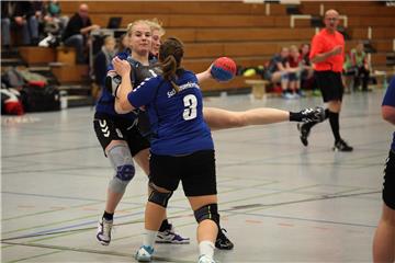 Laura Albersmann (l.) ging angeschlagen ins Spiel, erzielte aber trotzdem vier Tore für die DHG.