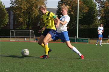Laura Brockmeier (links), Kapitänin des SV Herbern, führte die Mannschaft nach einer langen sieglosen Phase, mit ihrem Tor gegen Oerding zum Gewinn. Hier im Spiel gegen SC Gremmendorf.