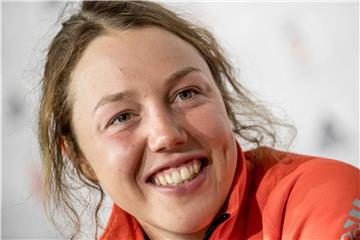 Laura Dahlmeier ist begeistert angesichts des Traumwetters am Holmenkollen. Foto: Michael Kappeler