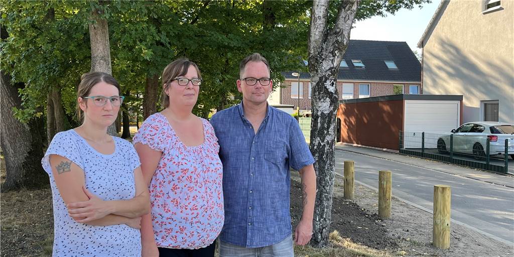 Laura Drolic, Sabrina und Oliver Kuznik (v.l.) fühlen sich von der Stadt Lünen und vom Vermieter Vivawest allein gelassen, was die Parkplatzsituation in der Straße Bindemeer betrifft.