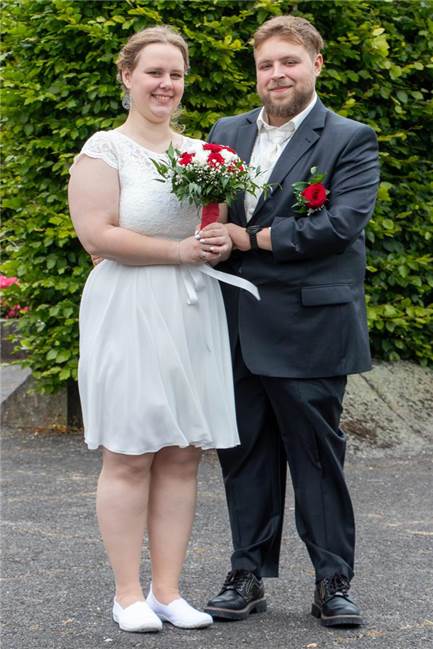 Heiratsantrag mit Pokemon-Karten: Laura Plötz und Dominik Primus Laura (geborene Plötz) und Dominik Primus feierten ihre Hochzeit einen Tag nach der standesamtlichen Trauung im Vereinsheim des TB Rauxel.