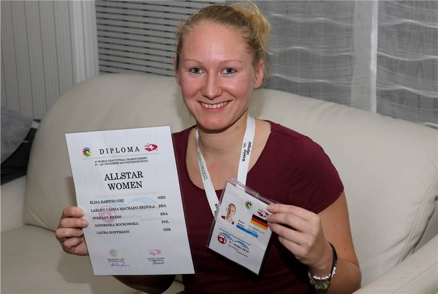 39 Tore in 40 Spielen: Laura Hoffmann feiert mit Deutschland in der Schweiz WM-Bronze Laura Hoffmann wurde nach der WM in der Schweiz in das Allstar-Team gewählt.